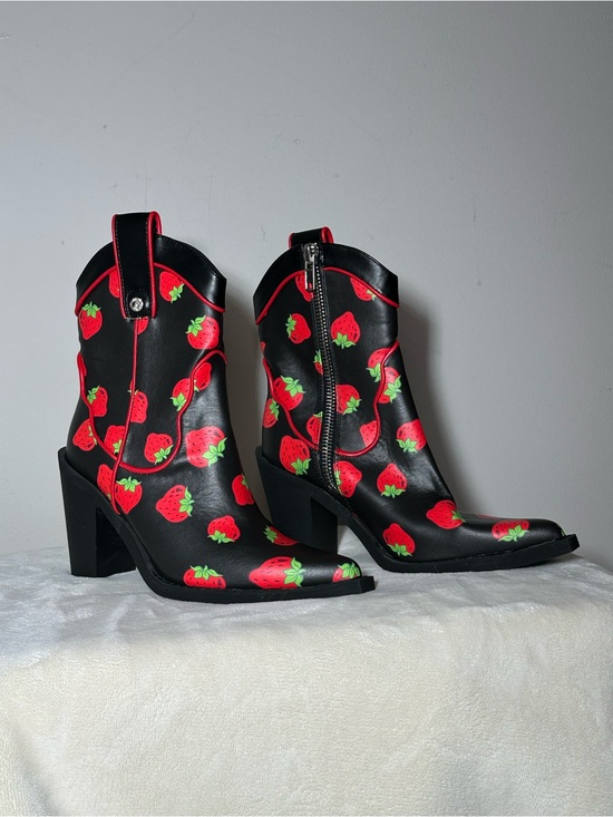 Dolls Kill Shoes - 🍓 Strawberry Shortcake x Dolls Kill Meadow Greeting Size 7 🍓